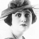 Corinne Barker als Nalia