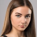 Ellie Lawrence als Maya