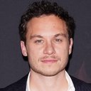 Finn Cole als Jamie Carter