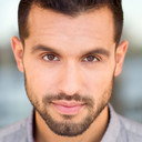 Omar Ezat als Her Literary Fan