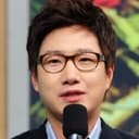 Jo Woo-jong als Newscaster