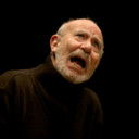 Coco Leonardi als Padre Jimi