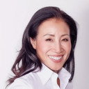 Christy Hui als Narrator