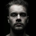 Aaron Delaney als Shop Assistant