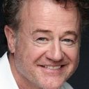 Owen Teale als Headmaster Gilson