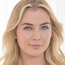 Blair Williams als Grace