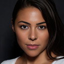 Sophie Khan Levy als Housemaid
