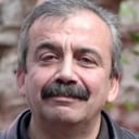Sırrı Süreyya Önder als Şehmus Akkuş (patron)