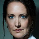 Romina Cocca als Woman at Beach Café