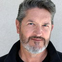 John Grabowska als Reporter