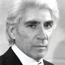 Frank Finlay als British Embassy Porter