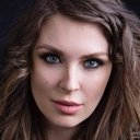 Natalie Heslop als Carmen McKenna