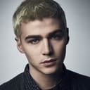 Miles Heizer als Tommy Mancuso