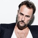 Carlos Leal als Max Epperson aka Bob Weir