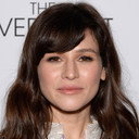 Yael Stone als Clementine