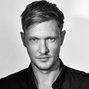 Robert Farnham als Alex