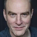 Simon Kunz als Henry Mackintosh