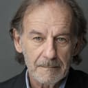 Leonard Kelly-Young als Captain