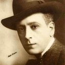Jean Dax als Larivière, le régisseur du music-hall