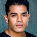Warren Lee als Dinesh