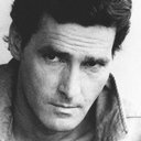 Lorenzo Piani als agente di polizia