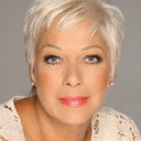 Denise Welch als Elizabeth