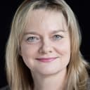 Sarah Woodward als Charlotta