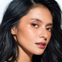 Bianca Umali als Feline "Faye" Santos