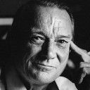Denholm Elliott als Sir Henry 'Jock' Delves Broughton