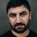 Korkmaz Arslan als Arab Informant - Taxi (uncredited)