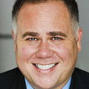 Tom G. McMahon als Charity Announcer