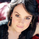 Darcy Halsey als Lady in Crowd