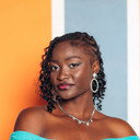 Yasmine sangwa als Emilie