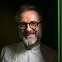 Massimo Bottura als Desk Clerk