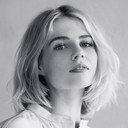 Lucy Boynton als Posy Fossil