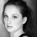 Isabella Caley als Zombie