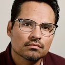 Michael Peña als John - Border Patrol