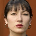 Lou Justine Moua Nédellec als London Dinner Guest