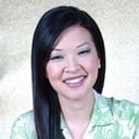 SuChin Pak als Newscaster Susie Parks