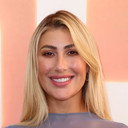 Emma Slater als Hen