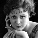 Dorothy Bartlam als Daphne Drake