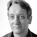 Lee Cornes als Journalist