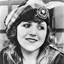 Mildred Reardon als Lady Agatha Lasenby
