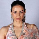 Karishma Modi als Queen Bee