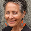 Elaine Brière als Presenter / Narrator