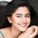 Mrunmayi Deshpande als Ratna Thakur