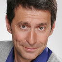 Luq Hamet als Exchange office employee