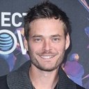 Christopher Backus als Travis