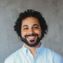 Edson Oliveira als Barbantinho Adulto - Older Stringy