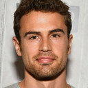 Theo James als Detective Walter Clark